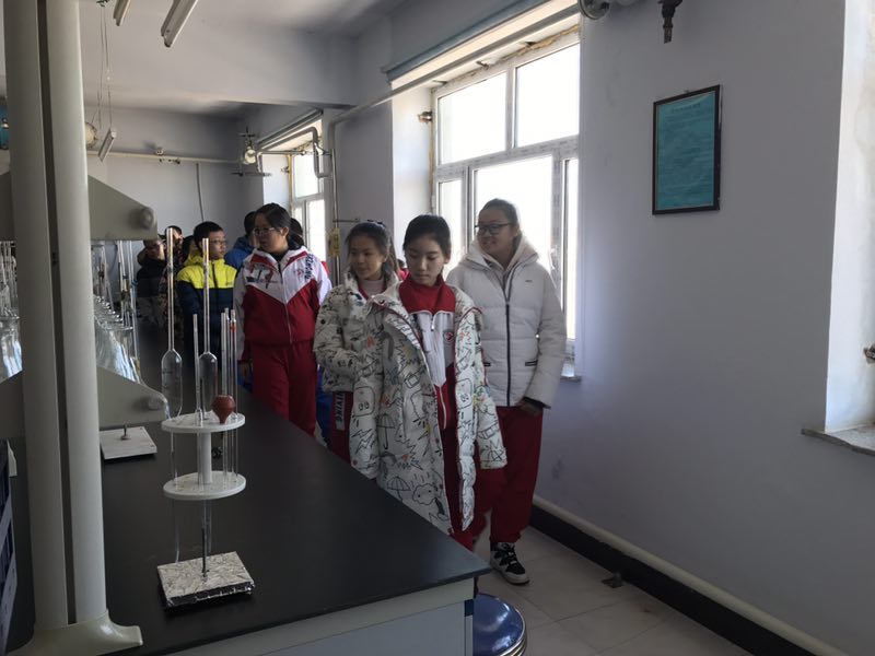 黑河市第二中學(xué)社會(huì)實(shí)踐小組師生到凈水廠參觀學(xué)習(xí)